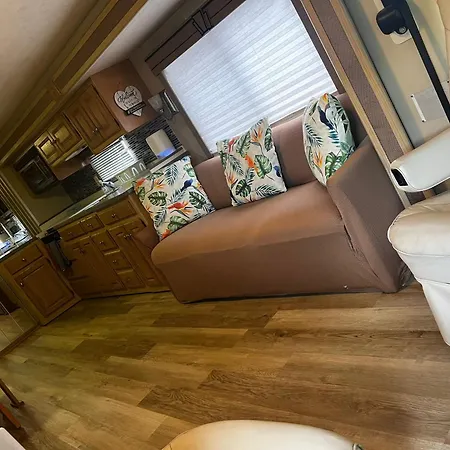 Cozy Motorhome With Free Parking & Private Entrance-2
