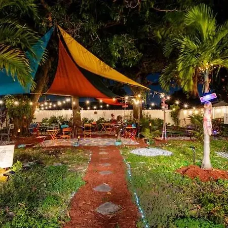 Stunning Little Havana Close To Airport, Calle Ocho, Brickell, Cruises,Wynwood And The Beaches - Free Parking-2