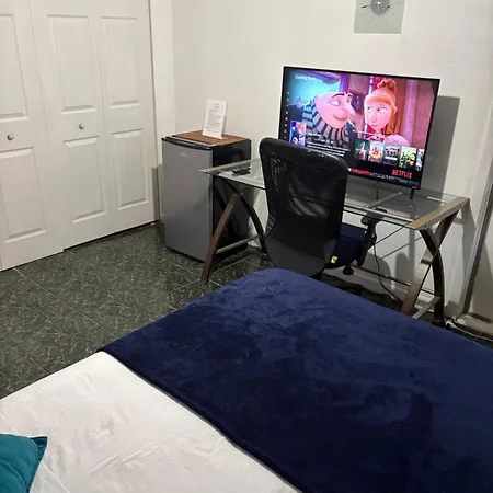 Snug Minimalist Full Bed With 50 Inch Smart Tv, Netflix, Airplay, Mini-Fridge, And 500 Mbps Wifi Near Fiu, Dolphin Mall, Airport-2
