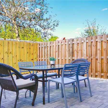 Family-Friendly Townhouse - Close To Beach-3