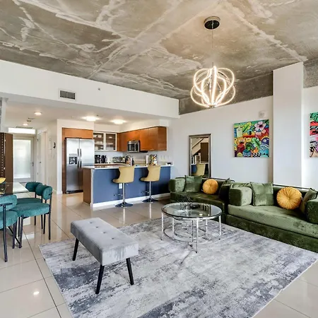 Hang Ten- Large Townhome Lux Amenities Parking-2