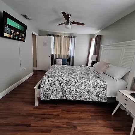 Private Room - Free Parking - Kendall Area-2