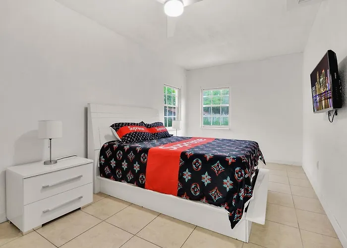 Fantastic House 5Min To Brickell W/ Pool & Tub Miami with Pool