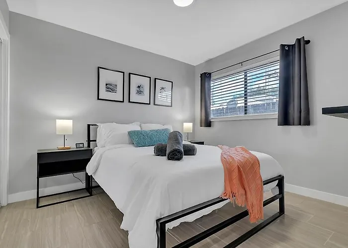 Chic 2 Bed 1 Bath Gated Home W/Parking Next To The Design District