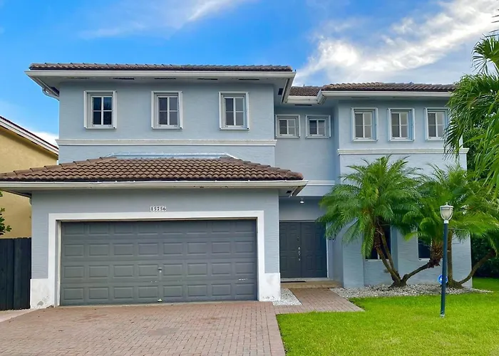 Spacious House, Heated Pool, Private Garden.