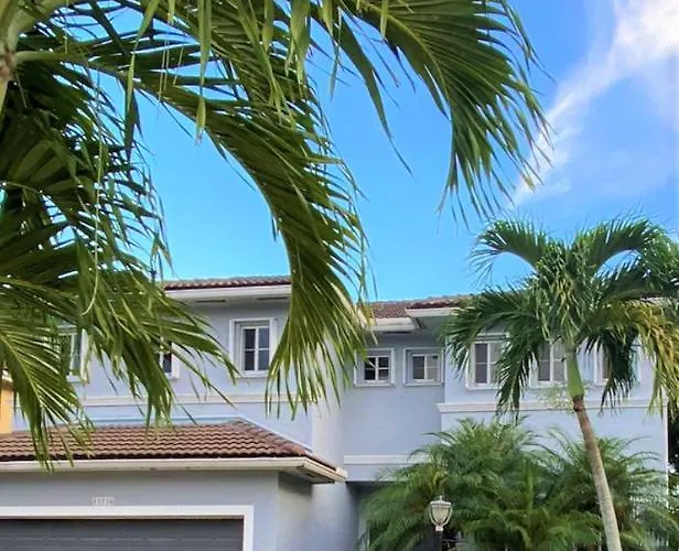 Spacious House, Heated Pool, Private Garden.