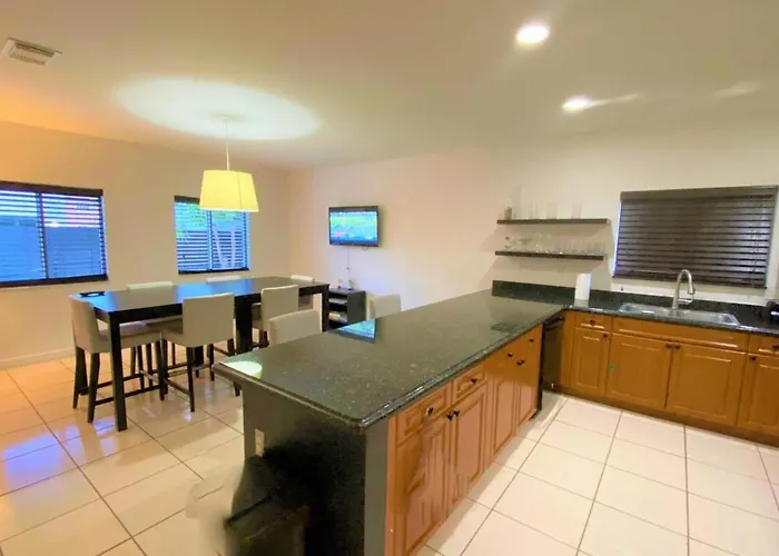 Spacious House, Heated Pool, Private Garden.