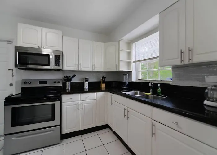 Spacious 2 Bedroom House House At Coral Way
