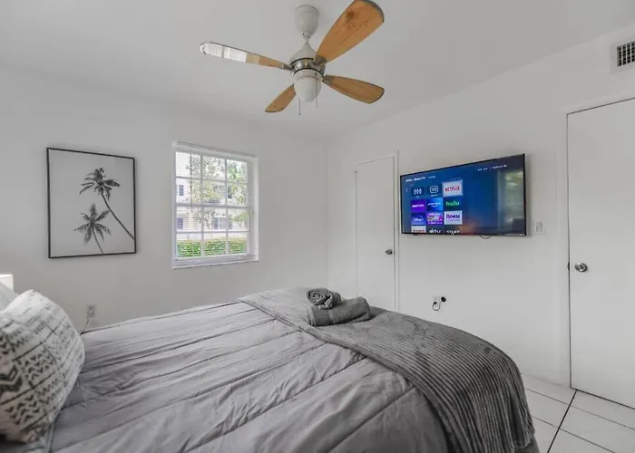 Spacious 2 Bedroom House House At Coral Way