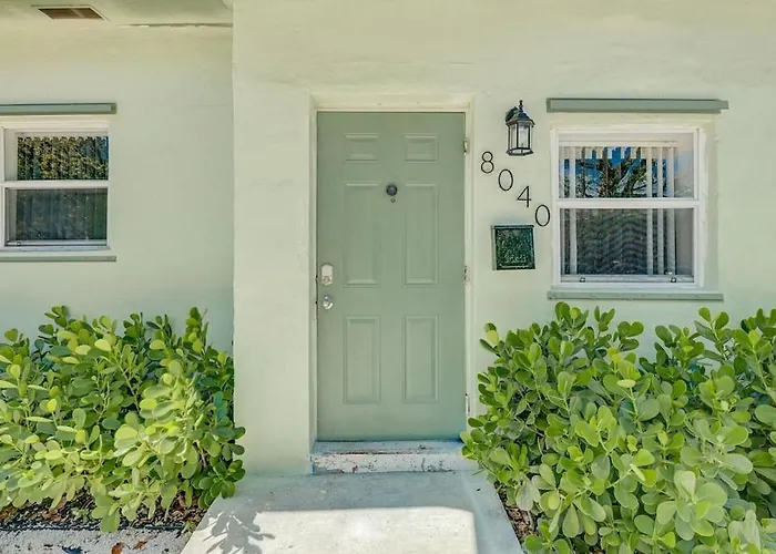 Pet friendly Deco Drive Miami • Near Hard Rock Stadium • South Beach • Wynwood