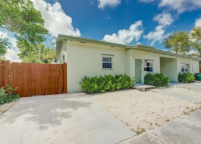 Pet friendly Deco Drive Miami • Near Hard Rock Stadium • South Beach • Wynwood