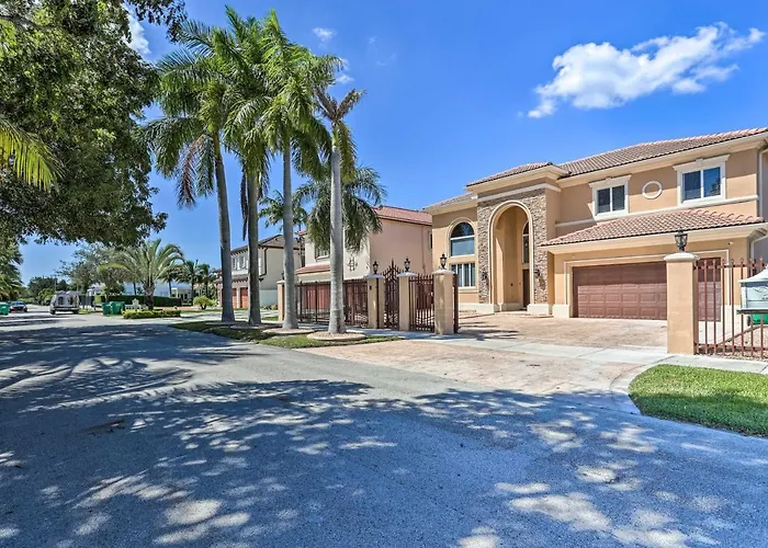 Spacious Miami Retreat With Grill, Pool And Dock!