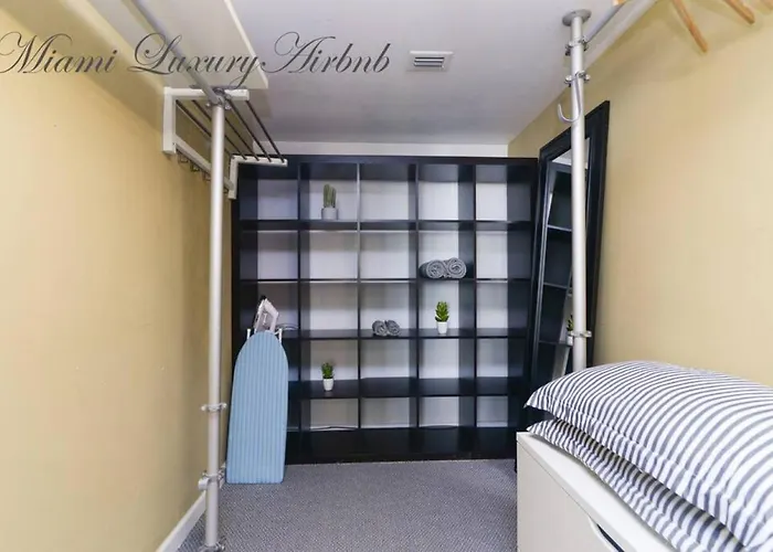 Located In Brickell, With A Balcony, Pool, Free Parking, Miami Views Villa che accetta animali