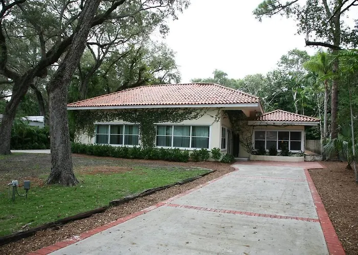 Spacious Tropical Oasis - 1/2 Acre In Heart Of Mia