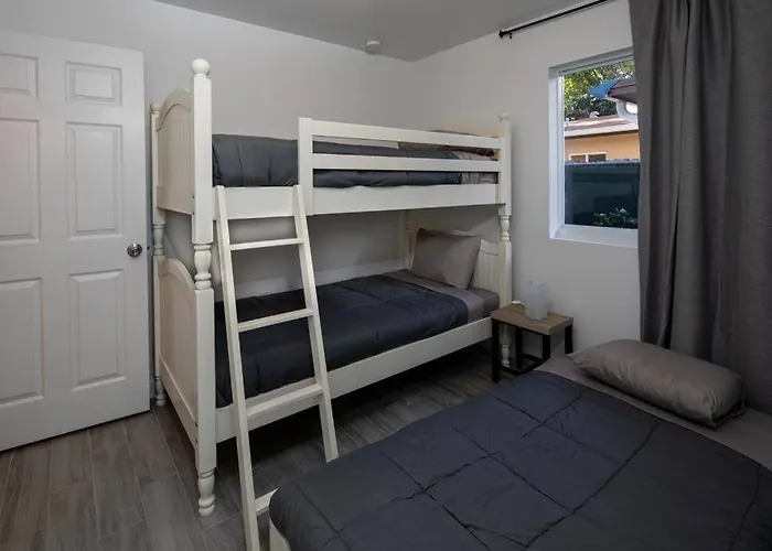 B - New 3/2 New Home, Sleep 11, Centrally Located