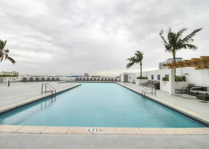 Pet friendly Iconic Luxurious 2 Bedroom Suite Poolview & Bay View Downtown Miami