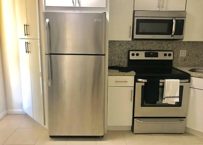 Location! Apartment In Coconut Grove With Parking Miami que aceita animais de estimação