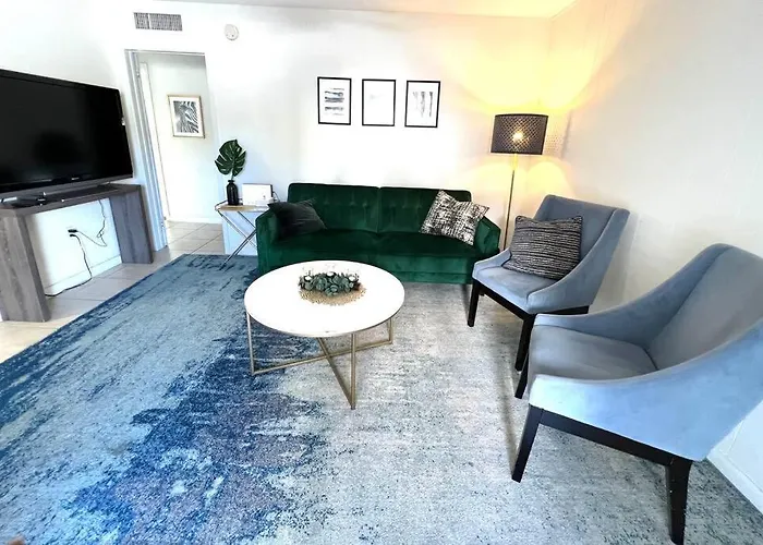 Location! Apartment In Coconut Grove With Parking Miami que aceita animais de estimação