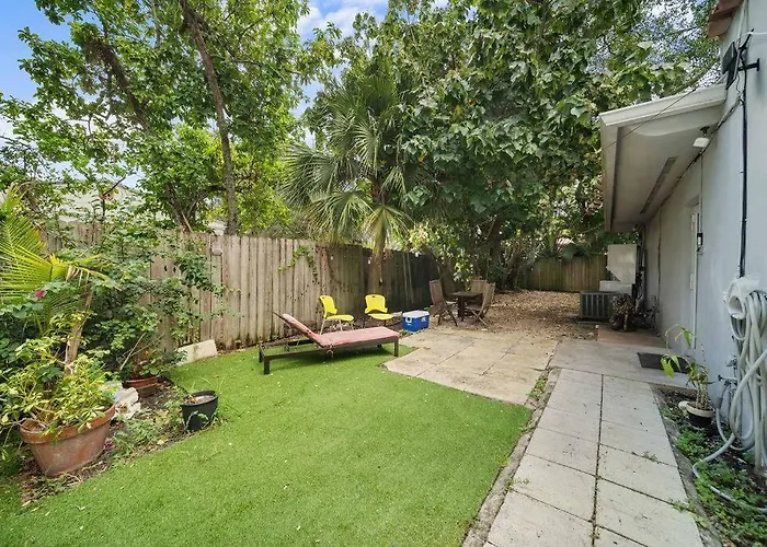 Miami Home With Garden, Parking. Close To The Bay