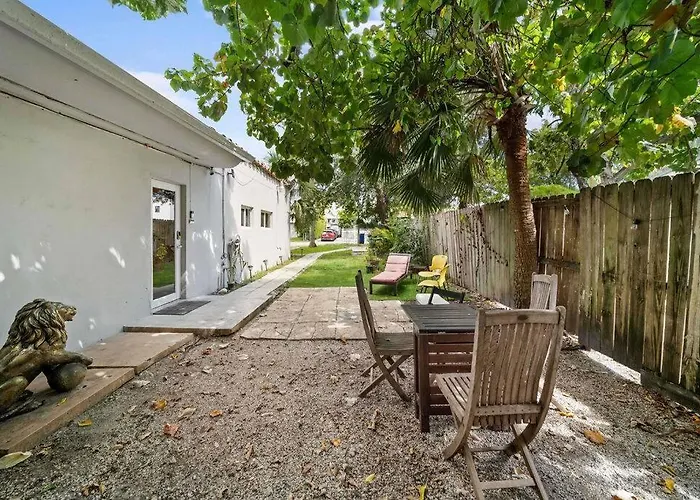 Miami Home With Garden, Parking. Close To The Bay