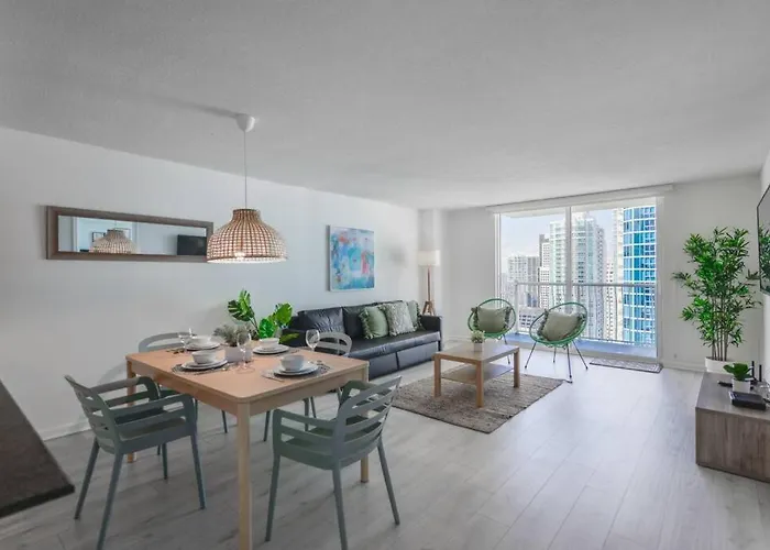 Exquisite Condo With Pool & Gym
