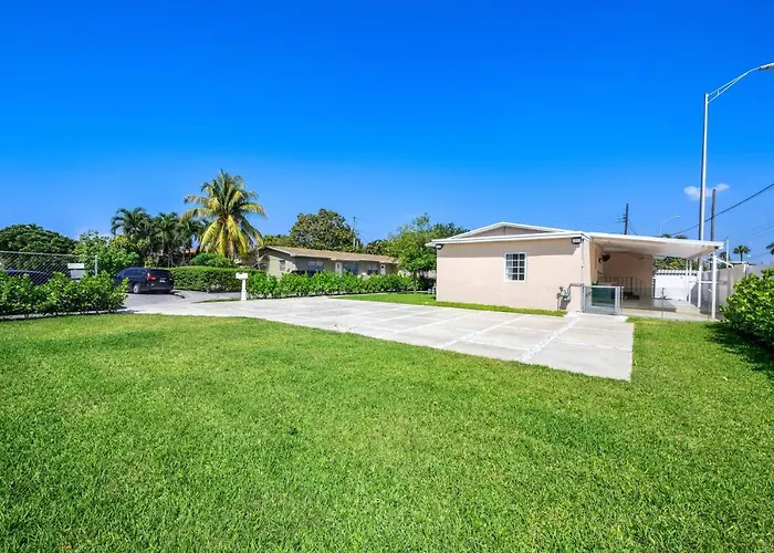 3 Bedroom Smart Home, Close To Airport, Fast Wifi, Patio, Grill & Free Private Parking