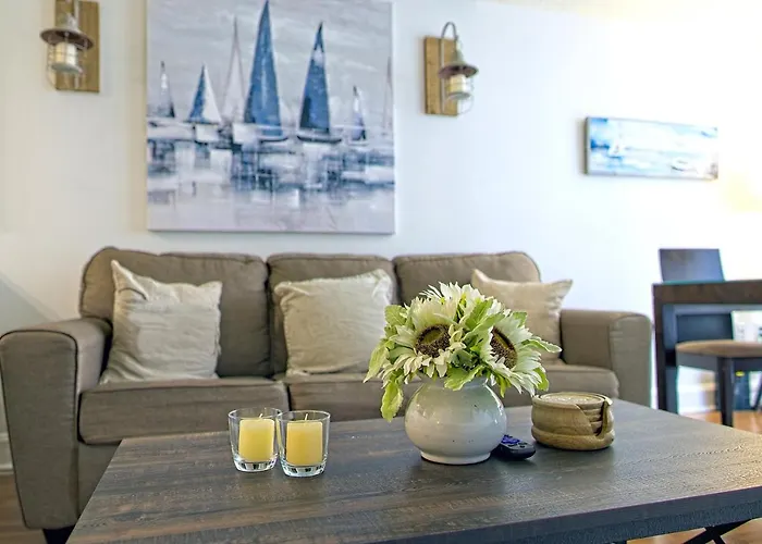 1Bed 1Bath Steps To Marina & Cocowalk In Grove