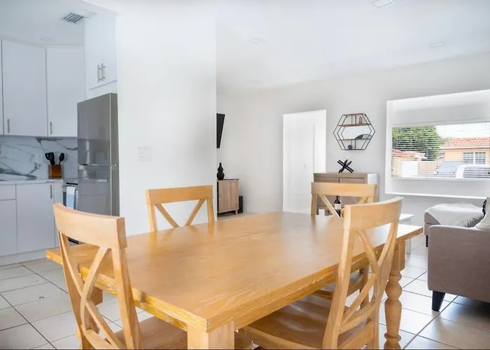 Coral Gables Home With Pool Near Airport. King Beds Miami
