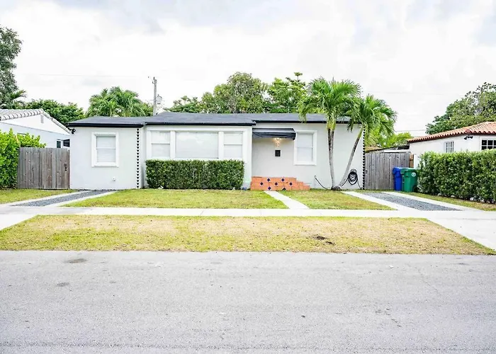 Coral Gables Home With Pool Near Airport. King Beds Miami