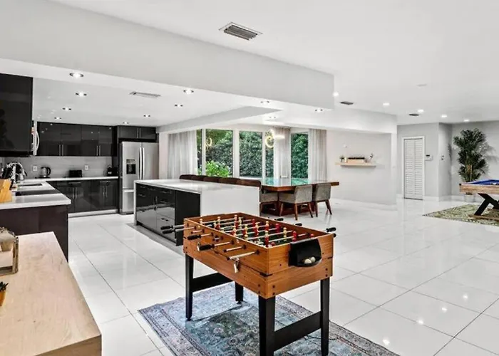 Miami'S Exclusive Lagoon Villa