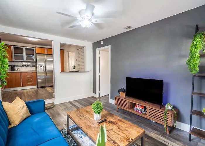2 Bd Home W/ Private Parking, Private Yard & W/D Miami