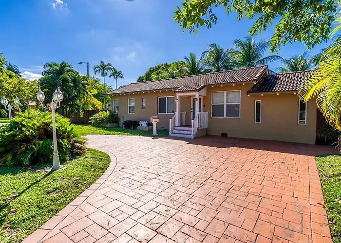 3 Bedrooms Miami Home With Pool And Summer Kitchen