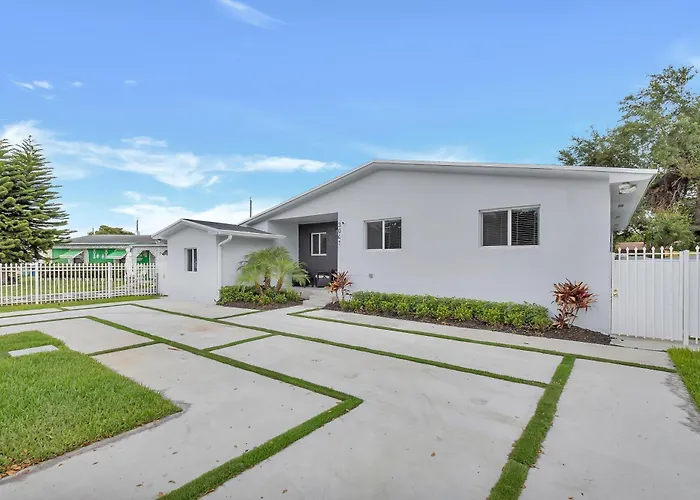 Casa Moderna Gated 4 Bd 3 Bath Home 15 Min To Beach 3041 Miami