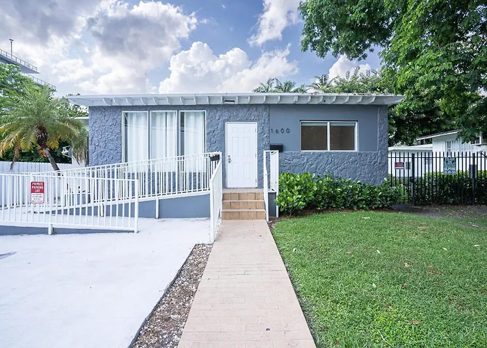 Oia House Brickell Beach 10 Minutes Pool Location