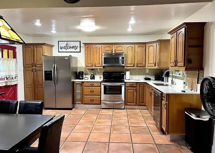 Adorable 2-Bedroom House With Free Parking