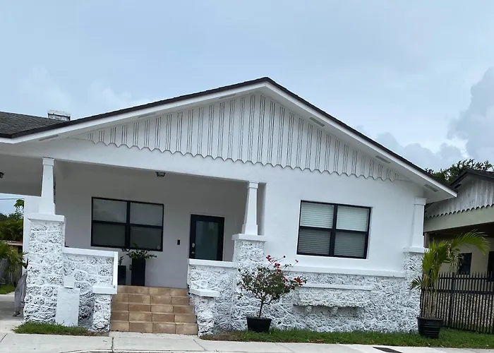 Xanadu 10 Mins To South Beach! 3 Bedroom Miami Villa