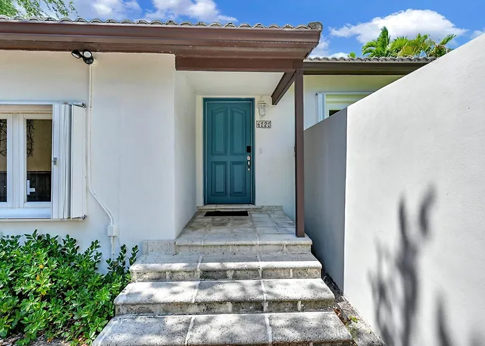 Summer Estate - Pool Parking & Prime Location