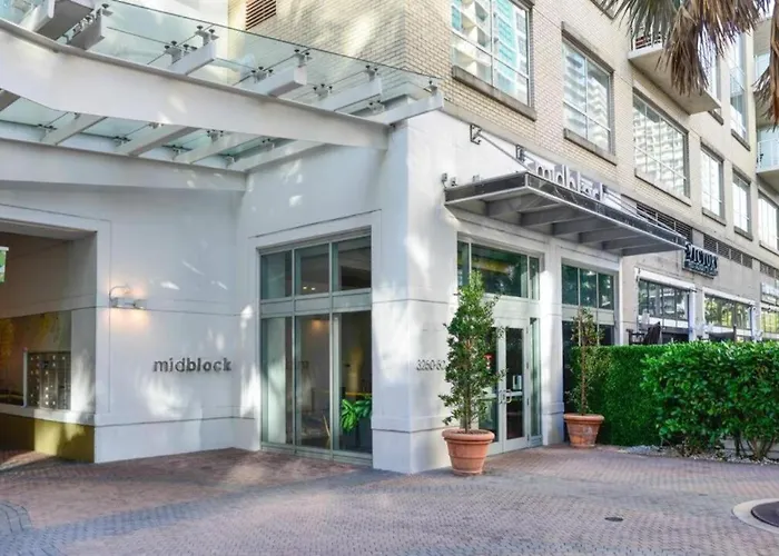 Pet friendly Amazing Condo With Pool At Midblock Miami
