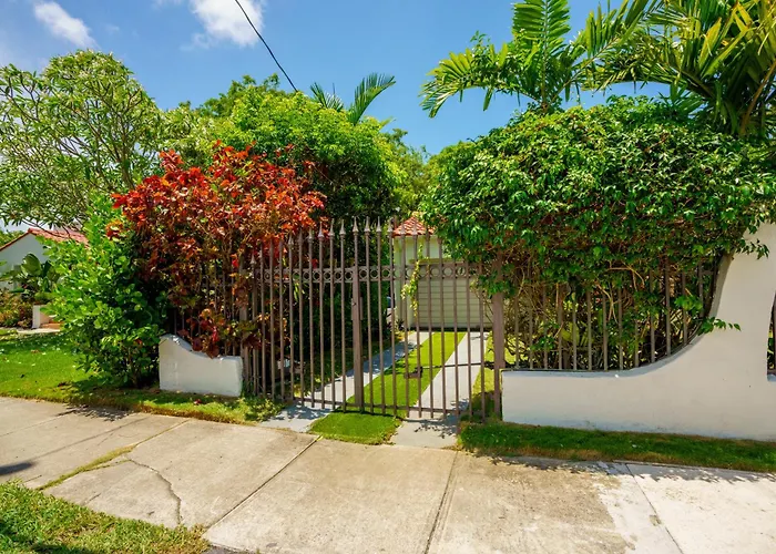 Entire Private Beautiful 2 Bedroom Plus Den House With Gated Front&Back Yard And Free Parking 10Min Drive To Miami Beach