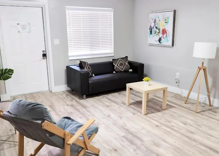 *Beautiful Family House 3 Bd/2 Bathrooms+Backyard*