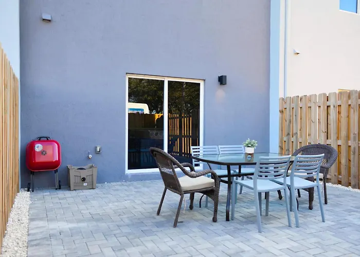 Relax And Enjoy Of Miami In This Cozy Duplex