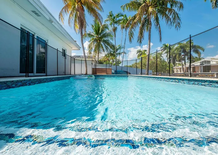 Uhost AI - Luxurious 5B Home w Pool&Lounge