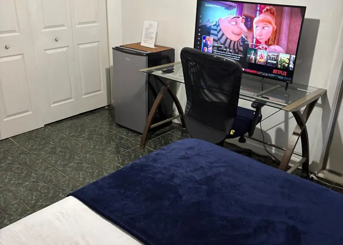 Snug Minimalist Full Bed With 50 Inch Smart Tv, Netflix, Airplay, Mini-Fridge, And 500 Mbps Wifi Near Fiu, Dolphin Mall, Airport Miami