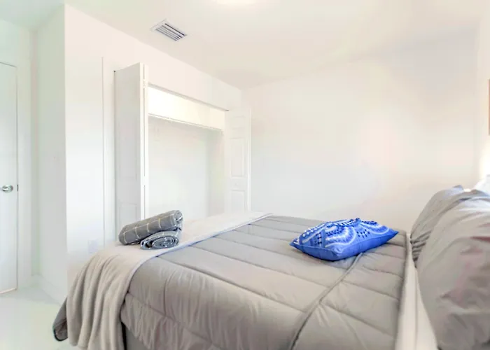 Stunning 3-Bedroom Duplex With Free Parking