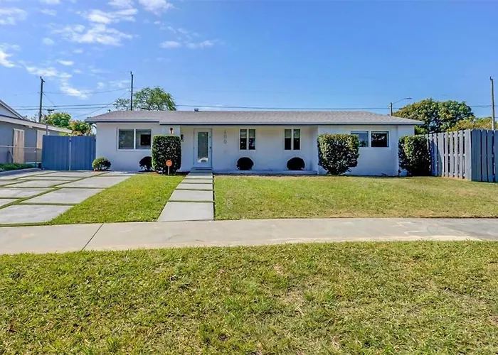 Magical Miami Retreat With Heated Pool, Mini Golf, And Basketball Court L19