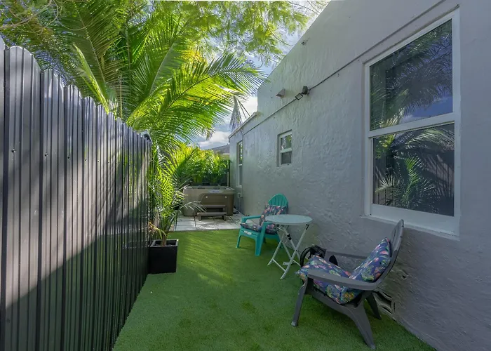 Beautiful, Fully Furnished 2Bed 1Bath House - 5 Minute Walk To Miracle Mile Downtown Coral Gables