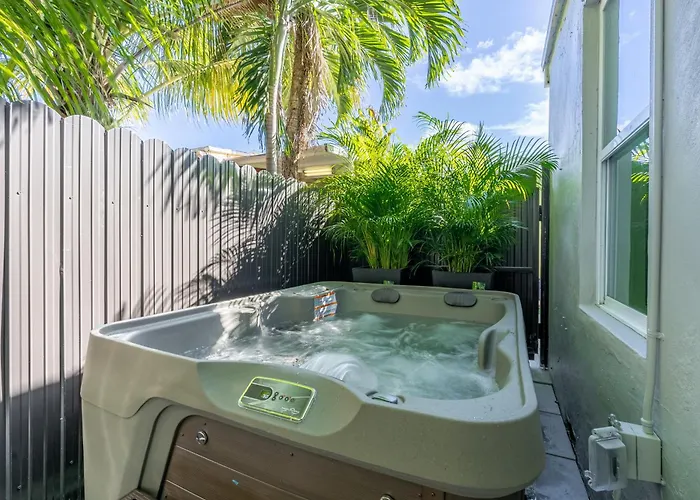 Beautiful, Fully Furnished 2Bed 1Bath House - 5 Minute Walk To Miracle Mile Downtown Coral Gables