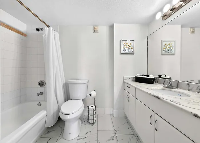 2 Bedroom, 2 Bathroom Plus Den Brickell Condo Pool, Hot Tub, And Gym