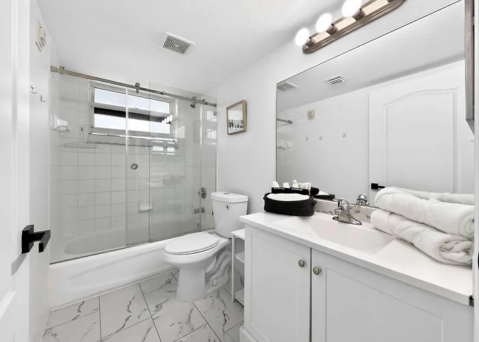 2 Bedroom, 2 Bathroom Plus Den Brickell Condo Pool, Hot Tub, And Gym