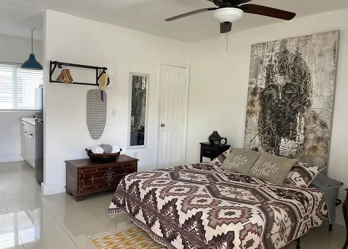 Pet friendly Private Studio Blocks From Coconut Grove Miami